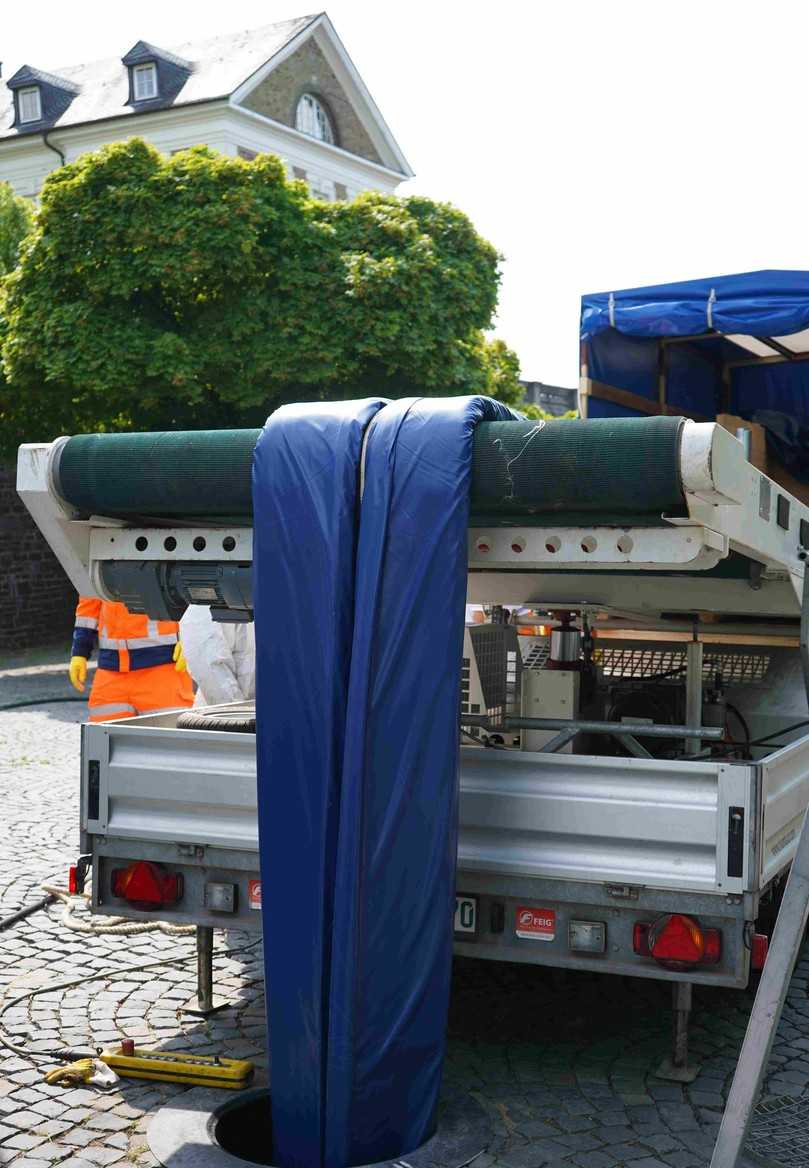 Einbringen des Schlauchliners über ein Förderband | Foto: Katec Kanaltechnik Einbringen des Schlauchliners über ein Förderband | Foto: Katec Kanaltechnik