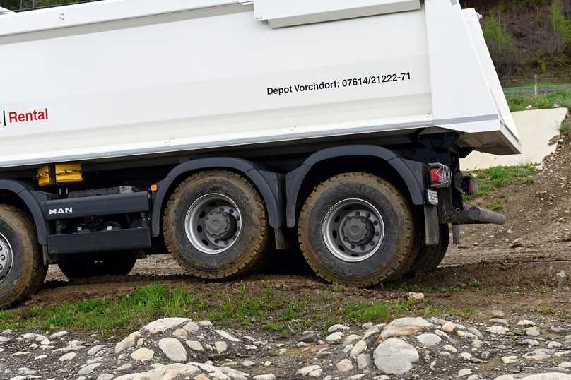 Die klassischen Stahlfedern am weißen TGS 8x4 verrichten im harten Einsatz souverän ihre Arbeit, machen aber mehr Lärm. | Foto: QUATEX Die klassischen Stahlfedern am weißen TGS 8x4 verrichten im harten Einsatz souverän ihre Arbeit, machen aber mehr Lärm. | Foto: QUATEX