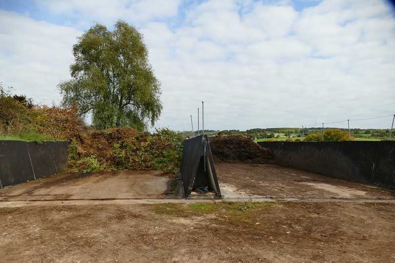 Eine dezentrale gemeindeeigene Kleinkompostieranlage, die in einem alten Fahrsilo in Betrieb genommen wurde. | Foto: Dittmer/LWG Eine dezentrale gemeindeeigene Kleinkompostieranlage, die in einem alten Fahrsilo in Betrieb genommen wurde. | Foto: Dittmer/LWG
