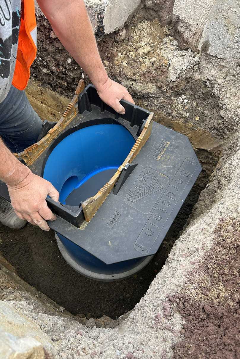 Die Einzelteile des Funke Straßenablauf werden zusammengebaut. Kein Element ist schwerer als 25 kg. Dadurch ist für das Setzen kein Hebegerät notwendig. | Foto: Funke Kunststoffe Die Einzelteile des Funke Straßenablauf werden zusammengebaut. Kein Element ist schwerer als 25 kg. Dadurch ist für das Setzen kein Hebegerät notwendig. | Foto: Funke Kunststoffe