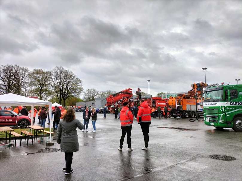Die Gäste ließen sich trotz norddeutscher Wetterlage die Fachstände im Freien nicht entgehen. | Foto: B_I/Stärck Die Gäste ließen sich trotz norddeutscher Wetterlage die Fachstände im Freien nicht entgehen. | Foto: B_I/Stärck