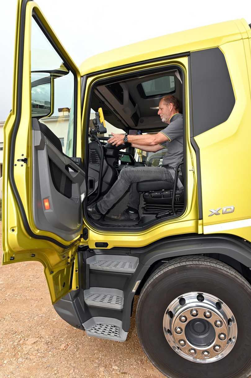 Niedriger Einstieg, hochwertiger Fahrersitz und weit verstellbares Lenkrad erleichtern den Trucker-Alltag im neuen DAF XD. | Foto: QUATEX Niedriger Einstieg, hochwertiger Fahrersitz und weit verstellbares Lenkrad erleichtern den Trucker-Alltag im neuen DAF XD. | Foto: QUATEX