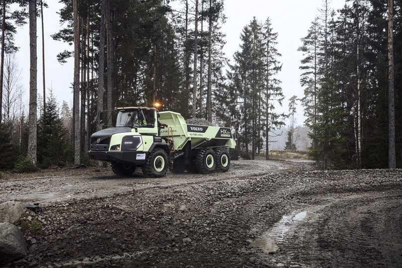 Mit Wasserstoff durchs Gelände: Der HX04 Dumper von Volvo CE ist zwar noch ein Prototyp, gibt aber einen Ausblick auf einen möglichen Baumaschinen-Antrieb der Zukunft. | Foto: Volvo CE Mit Wasserstoff durchs Gelände: Der HX04 Dumper von Volvo CE ist zwar noch ein Prototyp, gibt aber einen Ausblick auf einen möglichen Baumaschinen-Antrieb der Zukunft. | Foto: Volvo CE