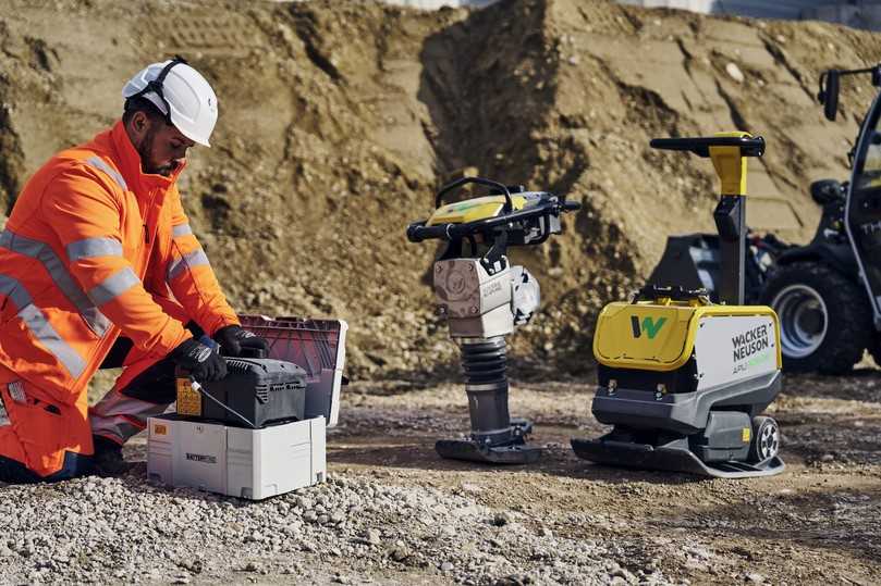 Ein und denselben Akku für verschiedene Baugeräte verwenden - das geht mit dem "Battery One"-Akku von Wacker Neuson. Auch andere Hersteller nutzen diesen einheitlichen Akku. | Foto: Wacker Neuson Ein und denselben Akku für verschiedene Baugeräte verwenden - das geht mit dem "Battery One"-Akku von Wacker Neuson. Auch andere Hersteller nutzen diesen einheitlichen Akku. | Foto: Wacker Neuson