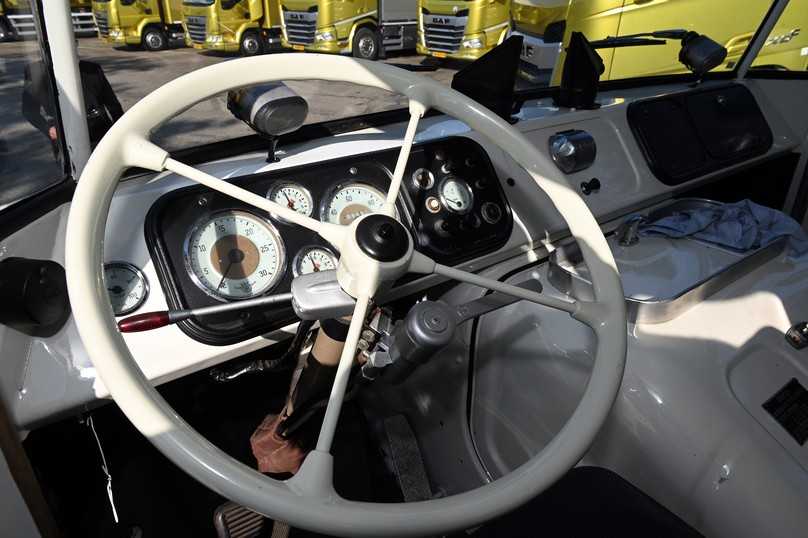 Kikker-DAF Cockpit: Im Oldie sind die Rundinstrumente am richtigen Platz und gut ablesbar. Die Lenkung hat schon Servounterstützung. | Foto: QUATEX Kikker-DAF Cockpit: Im Oldie sind die Rundinstrumente am richtigen Platz und gut ablesbar. Die Lenkung hat schon Servounterstützung. | Foto: QUATEX