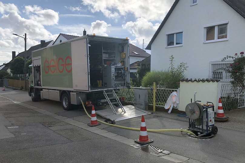 Auch in Wohngebieten kommen UV-Liner für die Sanierung zum Einsatz. Nach dem Einbau des Liners werden die Anschlüsse von Häusern und Sinkkästen mittels Robotertechnik wieder geöffnet und angebunden und vorliegende Schäden dabei repariert. | Foto: Geiger Kanaltechnik Auch in Wohngebieten kommen UV-Liner für die Sanierung zum Einsatz. Nach dem Einbau des Liners werden die Anschlüsse von Häusern und Sinkkästen mittels Robotertechnik wieder geöffnet und angebunden und vorliegende Schäden dabei repariert. | Foto: Geiger Kanaltechnik