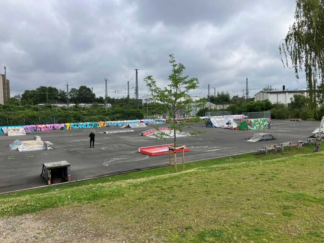 Mit Asphalt Repro 3K von Triflex Schäden beim Skaterpark beseitigen Mit Asphalt Repro 3K von Triflex Schäden beim Skaterpark beseitigen