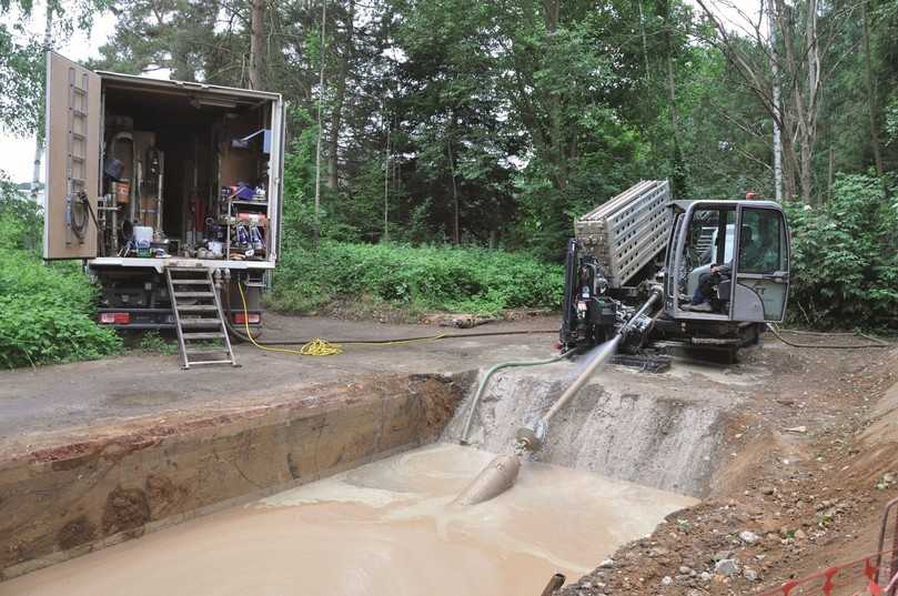 Aufweitung der Pilotbohrung mit gleichzeitigem Einzug der Rohrleitung DA 225 in die Startgrube mitten im Wald am Flussufer. Der komplexe Untergrund machte ca. 90 m3 Bohrspülung erforderlich. | Foto: Tracto-Technik Aufweitung der Pilotbohrung mit gleichzeitigem Einzug der Rohrleitung DA 225 in die Startgrube mitten im Wald am Flussufer. Der komplexe Untergrund machte ca. 90 m3 Bohrspülung erforderlich. | Foto: Tracto-Technik