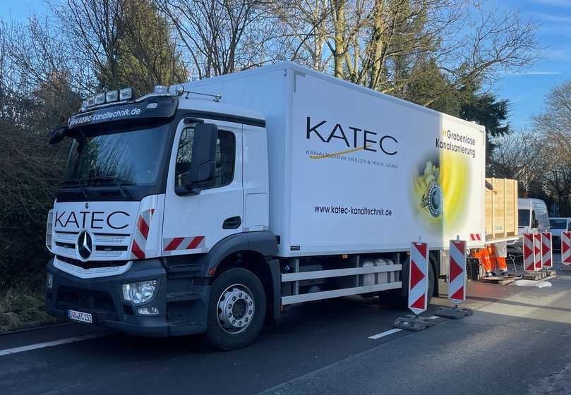 Die Schlauchliner-Kolonnen 15 und 17 sind mit neuen LKW im Einsatz. Sie wurden speziell für die Teams angepasst wurden. | Foto: Katec Kanaltechnik Die Schlauchliner-Kolonnen 15 und 17 sind mit neuen LKW im Einsatz. Sie wurden speziell für die Teams angepasst wurden. | Foto: Katec Kanaltechnik
