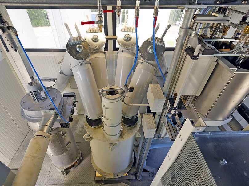 Die kompakte Anordnung der Dosiereinrichtungen auf der Waagenbühne (von rechts): Wasser- und Zusatzmittelwaage, Bindemittelmittel und Mischerentstaubung. | Foto: SBM Mineral Processing, Happy Beton Die kompakte Anordnung der Dosiereinrichtungen auf der Waagenbühne (von rechts): Wasser- und Zusatzmittelwaage, Bindemittelmittel und Mischerentstaubung. | Foto: SBM Mineral Processing, Happy Beton