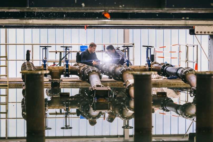 Simulation Außenwasserdruck: Nach Flutung spiegelt sich ein Teil des Versuchsaufbaus im Wasser. | Foto: IKT Simulation Außenwasserdruck: Nach Flutung spiegelt sich ein Teil des Versuchsaufbaus im Wasser. | Foto: IKT