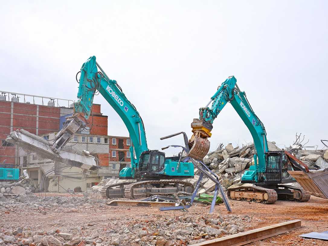 Kobelco-Bagger von EMB bei Abbruch der Karl-Gruppe in Deggendorf Kobelco-Bagger von EMB bei Abbruch der Karl-Gruppe in Deggendorf