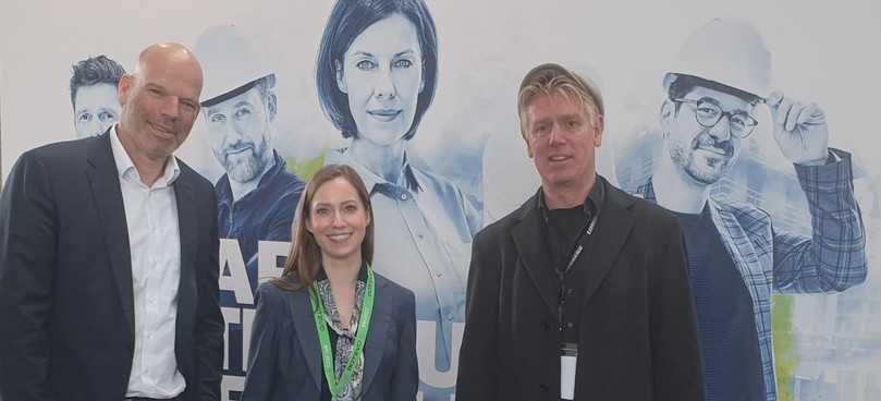 Im Gespräch (v.l.n.r.): Olaf Wolf (Geschäftsführer der Sievert Baustoffe), Ann-Kathrin Evers (Kommunikationsmanagerin Sievert SE), Bernd Hinrichs (Chefredakteur B_I galabau) | Foto: Tubag Im Gespräch (v.l.n.r.): Olaf Wolf (Geschäftsführer der Sievert Baustoffe), Ann-Kathrin Evers (Kommunikationsmanagerin Sievert SE), Bernd Hinrichs (Chefredakteur B_I galabau) | Foto: Tubag