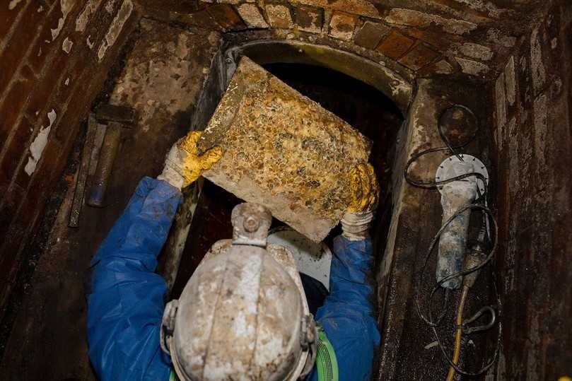 Das Probenstück konnte erfolgreich unbeschädigt entnommen werden. Auf der Rückseite zeigen sich Reste der Betonfläche des Altkanals. Dies liegt darin begründet, dass 1983 noch kein Pre-Liner verwendet wurde. | Foto: Sina Sonnenschein Photography Das Probenstück konnte erfolgreich unbeschädigt entnommen werden. Auf der Rückseite zeigen sich Reste der Betonfläche des Altkanals. Dies liegt darin begründet, dass 1983 noch kein Pre-Liner verwendet wurde. | Foto: Sina Sonnenschein Photography