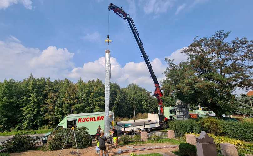 Der Liner wird mit dem Lkw-Kranfahrzeug in den Schacht eingebracht. | Foto: Kuchler GmbH Der Liner wird mit dem Lkw-Kranfahrzeug in den Schacht eingebracht. | Foto: Kuchler GmbH