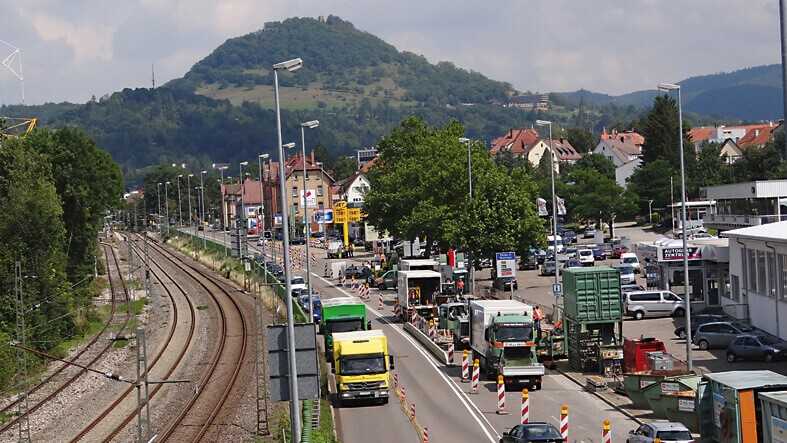 Erdkabelbau: Vier Bohranlagen auf einer Hochspannungs-Baustelle Erdkabelbau: Vier Bohranlagen auf einer Hochspannungs-Baustelle