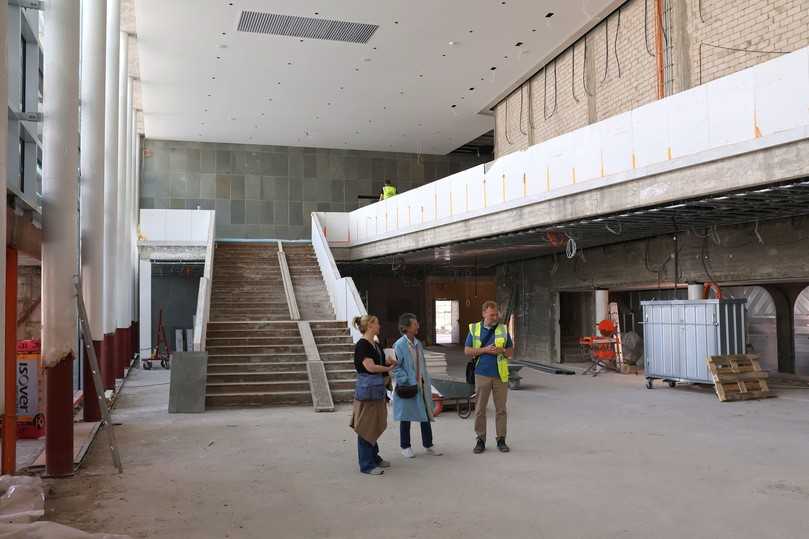 Baustellenbesichtigung im Foyer: Die Fassade wurde neu an die Säulen angeschlossen (links) und die Freitreppe von Unterbauten befreit. | Foto: B.Hinrichs Baustellenbesichtigung im Foyer: Die Fassade wurde neu an die Säulen angeschlossen (links) und die Freitreppe von Unterbauten befreit. | Foto: B.Hinrichs
