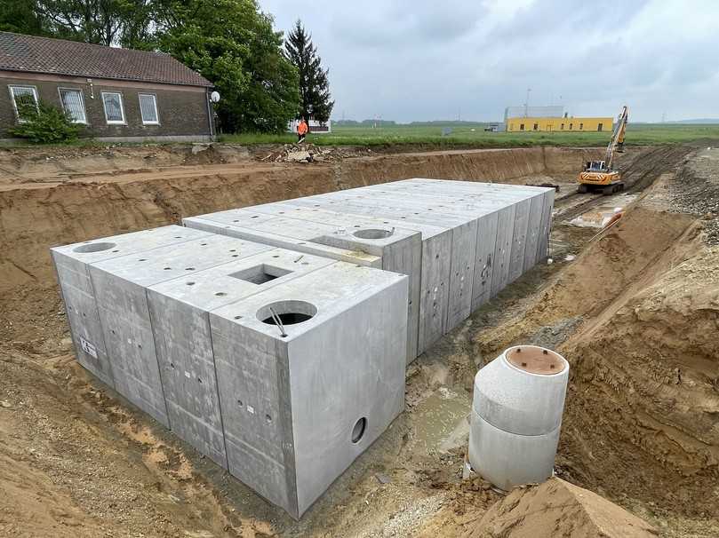 Hinter dem Stauraumkanal befindet sich ein Drosselbauwerk, das aus vier Rechteckprofilen zusammengesetzt wurde. | Foto: Kleihues Betonbauteile GmbH & Co. KG Hinter dem Stauraumkanal befindet sich ein Drosselbauwerk, das aus vier Rechteckprofilen zusammengesetzt wurde. | Foto: Kleihues Betonbauteile GmbH & Co. KG