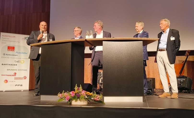 Langjährige Wegbegleiter des IKT beschrieben die Entwicklung des Instituts und erzählten einige Anekdoten: V.l.: Martin Liebscher (IKT), Henning Werker (StEB Köln), Artur zu Eulenburg (B_I umweltbau, Moderator), Dr. Claus-Michael Müller (MC-Bauchemie), Prof. Dr. F. Wolfgang Günthert (Universität der Bundeswehr München). | Foto: B_I/Valdix Langjährige Wegbegleiter des IKT beschrieben die Entwicklung des Instituts und erzählten einige Anekdoten: V.l.: Martin Liebscher (IKT), Henning Werker (StEB Köln), Artur zu Eulenburg (B_I umweltbau, Moderator), Dr. Claus-Michael Müller (MC-Bauchemie), Prof. Dr. F. Wolfgang Günthert (Universität der Bundeswehr München). | Foto: B_I/Valdix