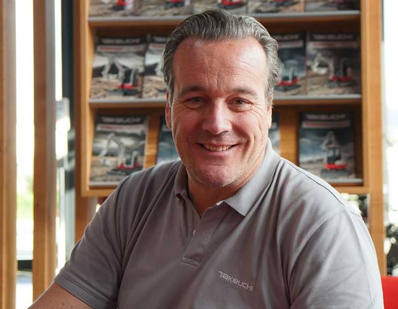 Hohe Materialqualität, große Funktionalität, Wirtschaftlichkeit und zusätzliche Einsatzmöglichkeiten auf beengten Baustellen aller Art: Marco Pohl, Vertriebsleiter der Wilhelm Schäfer GmbH, über die neuen Kurzheck-Modelle von Takeuchi. | Foto: W.Schäfer Hohe Materialqualität, große Funktionalität, Wirtschaftlichkeit und zusätzliche Einsatzmöglichkeiten auf beengten Baustellen aller Art: Marco Pohl, Vertriebsleiter der Wilhelm Schäfer GmbH, über die neuen Kurzheck-Modelle von Takeuchi. | Foto: W.Schäfer