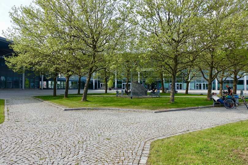 Bäume vor der Messe Augsburg spenden Schatten und laden zum Verweilen ein. | Foto: bs Bäume vor der Messe Augsburg spenden Schatten und laden zum Verweilen ein. | Foto: bs