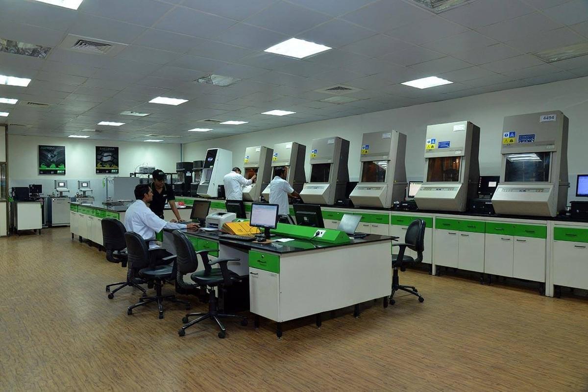 In die Fabrik in Bhuj integriert sind mehrere Testlabors, in denen die Rohmaterialen und Zwischenprodukte überprüft werden. | Foto: BKT
