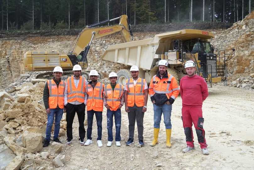 Christian Rebmann, Bereichsleiter STORZ Baustoffe, und Werkleiter Matthias Kohli (r.) zeigen den indischen Azubis das Storz-Schotterwerk Neuhausen ob Eck. | Foto: STORZ/Beck Christian Rebmann, Bereichsleiter STORZ Baustoffe, und Werkleiter Matthias Kohli (r.) zeigen den indischen Azubis das Storz-Schotterwerk Neuhausen ob Eck. | Foto: STORZ/Beck