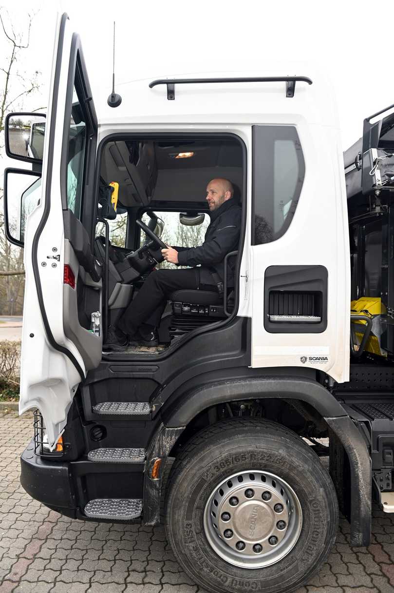 Die erste Stufe in die Kabine liegt recht hoch. Der Fahrplatz ist aber flink erreicht. | Foto: QUATEX Die erste Stufe in die Kabine liegt recht hoch. Der Fahrplatz ist aber flink erreicht. | Foto: QUATEX