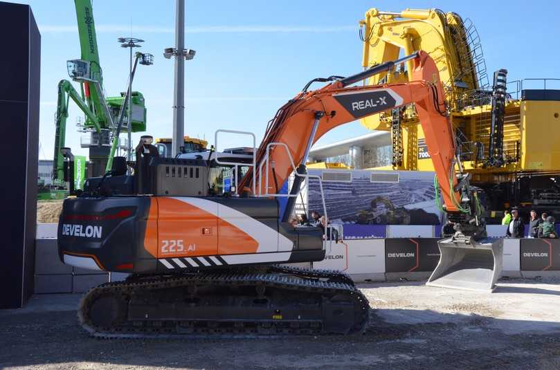 Develon zeigte auf der bauma 2025 seine Vision eines autonom arbeitenden Raupenbaggers – nicht als Designstudie, sondern in der Live-Demonstration. | Foto: B_I MEDIEN/Hendrik Stellmach Develon zeigte auf der bauma 2025 seine Vision eines autonom arbeitenden Raupenbaggers – nicht als Designstudie, sondern in der Live-Demonstration. | Foto: B_I MEDIEN/Hendrik Stellmach