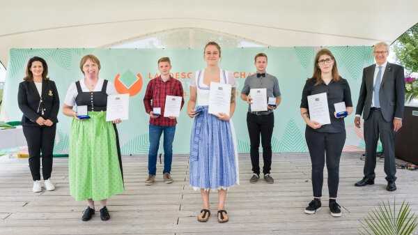 Preisträger Fachrichtung Staudengärtnerei und Zierpflanzenanbau: (v.l.) Ministerin Kaniber, Veronika Wöhrer, Mark Köder, Hanna Ratke, Michael Schlegel, Patricia Nicklaß und Hermann Berchtenbreiter, Präsident des Bayerischen Gärtnerei-Verbandes. | Foto: Hauke Seyfarth/StMELF Preisträger Fachrichtung Staudengärtnerei und Zierpflanzenanbau: (v.l.) Ministerin Kaniber, Veronika Wöhrer, Mark Köder, Hanna Ratke, Michael Schlegel, Patricia Nicklaß und Hermann Berchtenbreiter, Präsident des Bayerischen Gärtnerei-Verbandes. | Foto: Hauke Seyfarth/StMELF