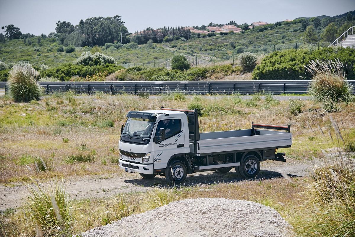 Als leichter Kipper stellt der Fuso eCanter 4C15e seine Qualitäten auf unbefestigtem Grund unter Beweis. | Foto: Daimler Truck Als leichter Kipper stellt der Fuso eCanter 4C15e seine Qualitäten auf unbefestigtem Grund unter Beweis. | Foto: Daimler Truck