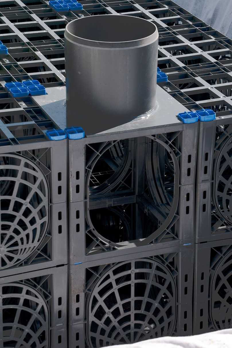 Der Einbau eines Inspektionsblocks macht die Rigole für Wartungsarbeiten, Spülungen oder Kamerabefahrungen zugänglich. | Foto: Funke Kunststoffe Der Einbau eines Inspektionsblocks macht die Rigole für Wartungsarbeiten, Spülungen oder Kamerabefahrungen zugänglich. | Foto: Funke Kunststoffe