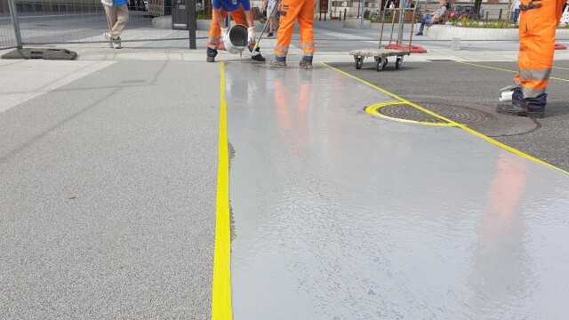 Zur Gestaltung des Straßenraumes wurde der Asphalt mit „Possehl EP-Grip“ beschichtet, das auf einem Reaktionsharzsystem basiert. Zur Gestaltung des Straßenraumes wurde der Asphalt mit „Possehl EP-Grip“ beschichtet, das auf einem Reaktionsharzsystem basiert.