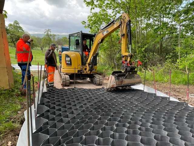 Die hochstabilen Terram Geozellen lassen sich bequem mit dem Bagger verfüllen. | Foto: Ecotrade Leipzig Die hochstabilen Terram Geozellen lassen sich bequem mit dem Bagger verfüllen. | Foto: Ecotrade Leipzig