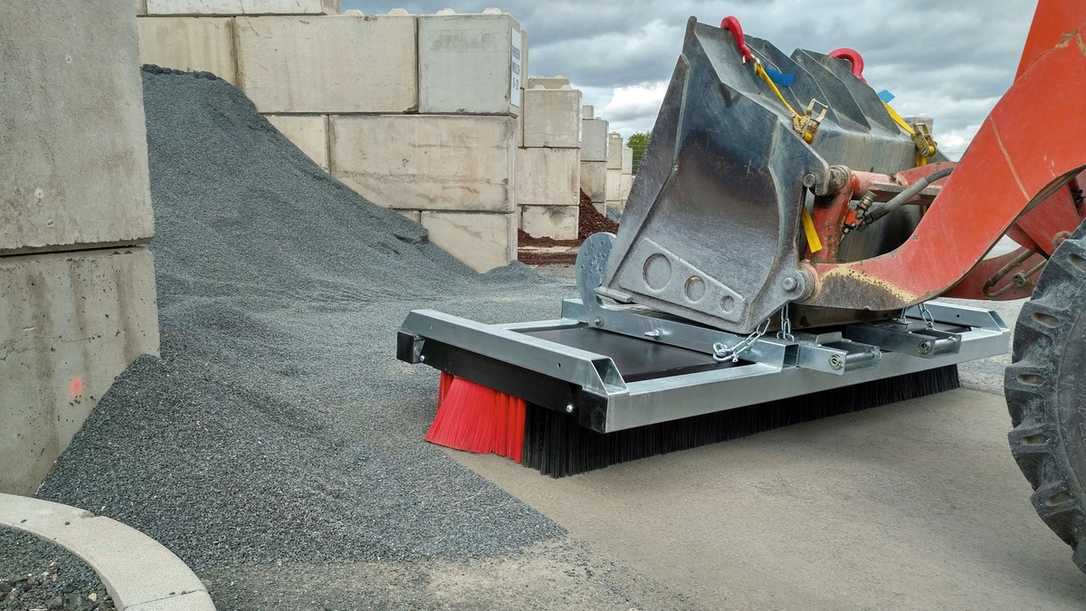 Baustellen und Bauhöfe reinigen mit dem Cleansweep V-Concept Kehrbesen Baustellen und Bauhöfe reinigen mit dem Cleansweep V-Concept Kehrbesen