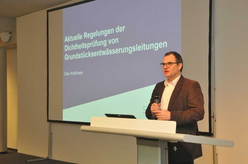 Olav Kohlhase aus dem Schleswig-Holsteinischen Umweltministerium informierte über die zum Zeitpunkt seines Vortrages erst wenige Tage alte Entscheidung, die Frist für die Dichtheitsprüfung von Grundstücksentwässerungsleitungen außerhalb von Wasserschutzgebieten bis zum Jahr 2024 zu verlängern. | Foto: Sven Thürnau Olav Kohlhase aus dem Schleswig-Holsteinischen Umweltministerium informierte über die zum Zeitpunkt seines Vortrages erst wenige Tage alte Entscheidung, die Frist für die Dichtheitsprüfung von Grundstücksentwässerungsleitungen außerhalb von Wasserschutzgebieten bis zum Jahr 2024 zu verlängern. | Foto: Sven Thürnau