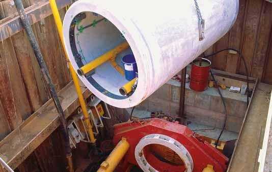 Bild 6: Einbau eines Vortriebsrohrs mit vormontierter Messtechnik