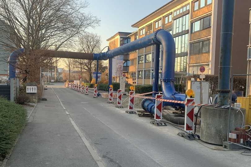 Das anfallende Mischwasser wird während der Sanierungsarbeiten über aufgeständerte Druckrohrleitungen DN 800 abgeleitet. | Foto: Aarsleff Rohrsanierung Das anfallende Mischwasser wird während der Sanierungsarbeiten über aufgeständerte Druckrohrleitungen DN 800 abgeleitet. | Foto: Aarsleff Rohrsanierung