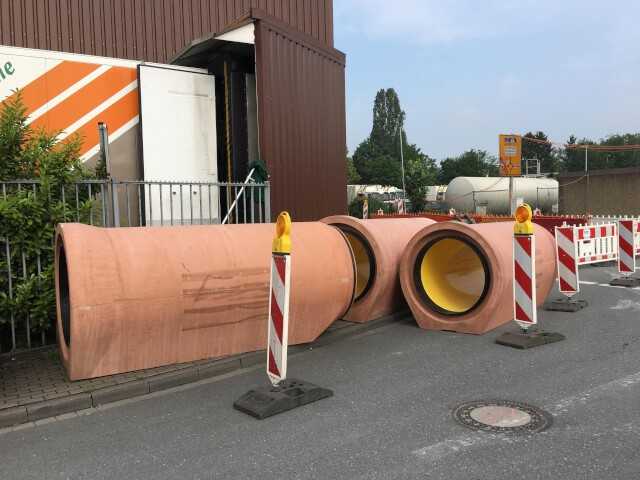 Die Herstellung des Planums für das Rohrauflager erfordert wegen der breiten Auflagerfläche des Fußrohres etwas mehr Sorgfalt, dafür entfällt die kritische und aufwändige Zwickelverdichtung. | Fotos: Beton Müller Die Herstellung des Planums für das Rohrauflager erfordert wegen der breiten Auflagerfläche des Fußrohres etwas mehr Sorgfalt, dafür entfällt die kritische und aufwändige Zwickelverdichtung. | Fotos: Beton Müller