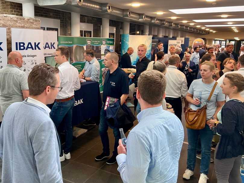 Knapp 100 Teilnehmer zählte die diesjährige Veranstaltung in den Holstenhallen, Foyer Nord, in Neumünster. | Foto: IBAK Knapp 100 Teilnehmer zählte die diesjährige Veranstaltung in den Holstenhallen, Foyer Nord, in Neumünster. | Foto: IBAK