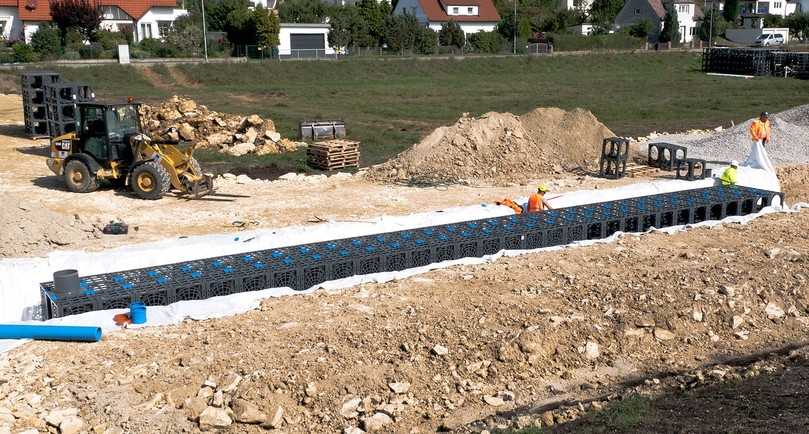 Eine Rigole aus D-Raintank 3000-Elementen wird mit einem speziellen Filtervlies sanddicht ummantelt. Die gerasterten Seitenplatten der Elemente ermöglichen den Anschluss von Rohren in den Nennweiten DN/OD 110 bis 200. | Foto: Funke Kunststoffe Eine Rigole aus D-Raintank 3000-Elementen wird mit einem speziellen Filtervlies sanddicht ummantelt. Die gerasterten Seitenplatten der Elemente ermöglichen den Anschluss von Rohren in den Nennweiten DN/OD 110 bis 200. | Foto: Funke Kunststoffe