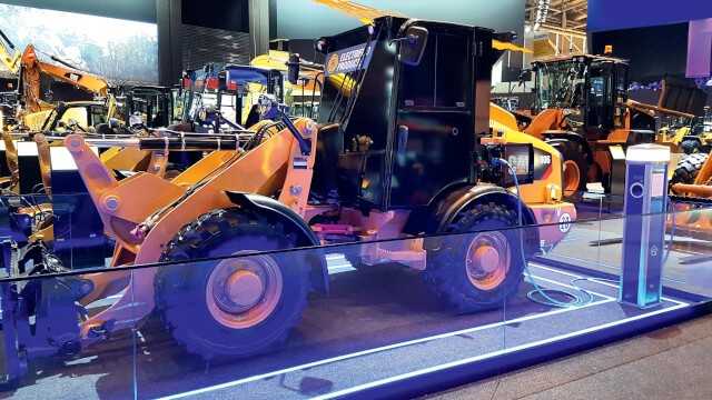 Die Elektroversion des kompakten Radladers Cat 906 ist noch eine Konzeptmaschine. Um das Kabineninnere machte Caterpillar auf der bauma 2019 durch abgedunkelte Scheiben noch ein Geheimnis. | Foto: B_I Die Elektroversion des kompakten Radladers Cat 906 ist noch eine Konzeptmaschine. Um das Kabineninnere machte Caterpillar auf der bauma 2019 durch abgedunkelte Scheiben noch ein Geheimnis. | Foto: B_I