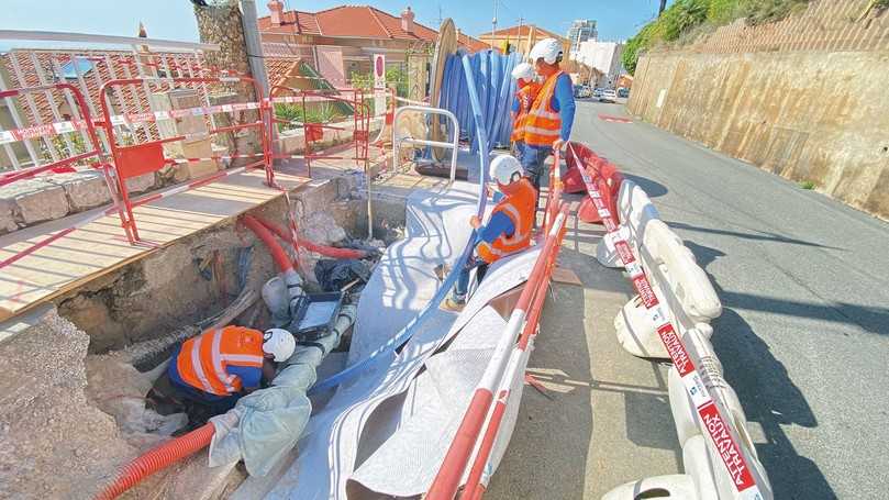Einzug des Primus Liners gemeinsam mit dem Glasfaserkabel an der Startbaugrube | Foto: Rädlinger primus line Einzug des Primus Liners gemeinsam mit dem Glasfaserkabel an der Startbaugrube | Foto: Rädlinger primus line