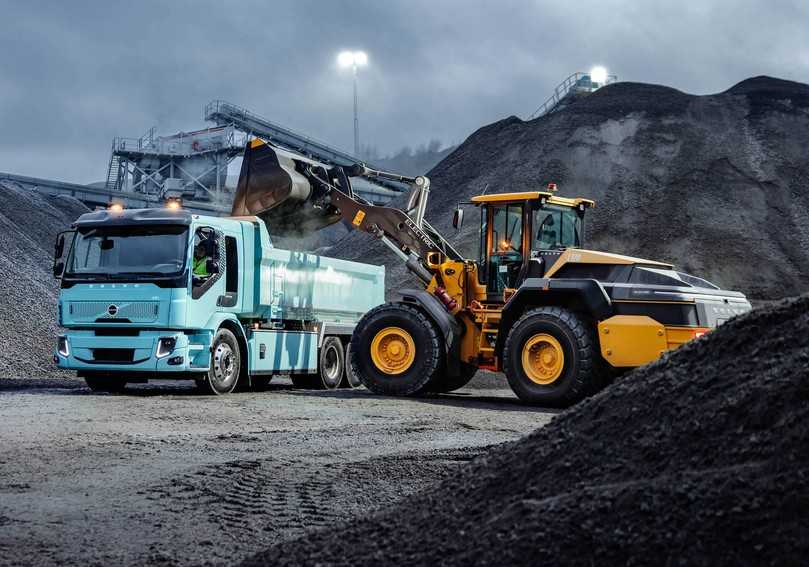 Zwei E-Motoren mit bis zu 300 PS übernehmen den Antrieb im Volvo FE Electric für 27 t Gesamtgewicht. Die Reichweite liegt je nach Akkupaket bei 280 bis 375 km. | Foto: Volvo Trucks Zwei E-Motoren mit bis zu 300 PS übernehmen den Antrieb im Volvo FE Electric für 27 t Gesamtgewicht. Die Reichweite liegt je nach Akkupaket bei 280 bis 375 km. | Foto: Volvo Trucks
