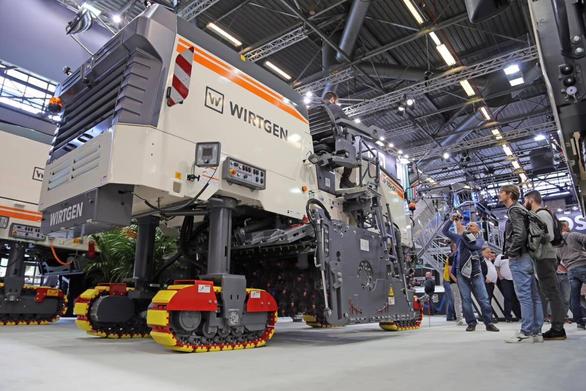 Als Messepremiere zeigte Wirtgen in Paris seine Kompaktfräse W150CFi mit neuer 1,80-Meter-Fräswalze. Dafür wird das Fräswalzengehäuse mit Hilfe des optionalen Verbreiterungskits um 300 Millimeter erweitert. Die Kaltfräse ist dadurch noch flexibler auch auf mittelgroßen bis großen Baustellen einsetzbar. | Foto: Wirtgen