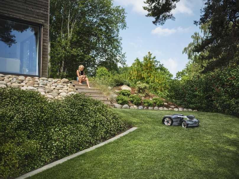 Die verbesserte Version des Mähroboters 435X AWD, der Steigungen von bis zu 70 Prozent meistert, funktioniert nun auch kabellos mit virtuellen Begrenzungen, die sich in der „Automower Connect"-App erstellen lassen. | Foto: Husqvarna Die verbesserte Version des Mähroboters 435X AWD, der Steigungen von bis zu 70 Prozent meistert, funktioniert nun auch kabellos mit virtuellen Begrenzungen, die sich in der „Automower Connect"-App erstellen lassen. | Foto: Husqvarna