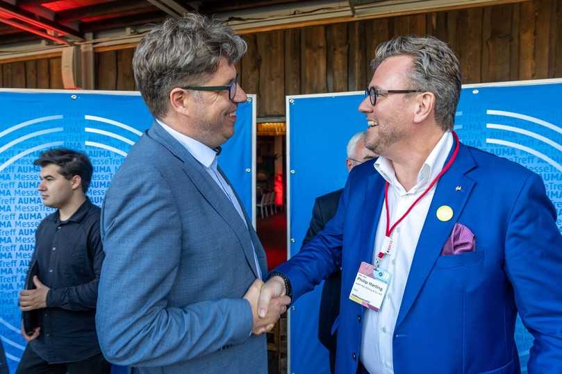 Philip Harting (rechts), Vorsitzender des AUMA begrüßt Michael Kellner (links), Parlamentarischer Staatssekretär im BMWK (Bundesministerium für Wirtschaft und Klimaschutz) und Mittelstandsbeauftragten der Bundesregierung | Foto: AUMA / Michael Fahrig Philip Harting (rechts), Vorsitzender des AUMA begrüßt Michael Kellner (links), Parlamentarischer Staatssekretär im BMWK (Bundesministerium für Wirtschaft und Klimaschutz) und Mittelstandsbeauftragten der Bundesregierung | Foto: AUMA / Michael Fahrig
