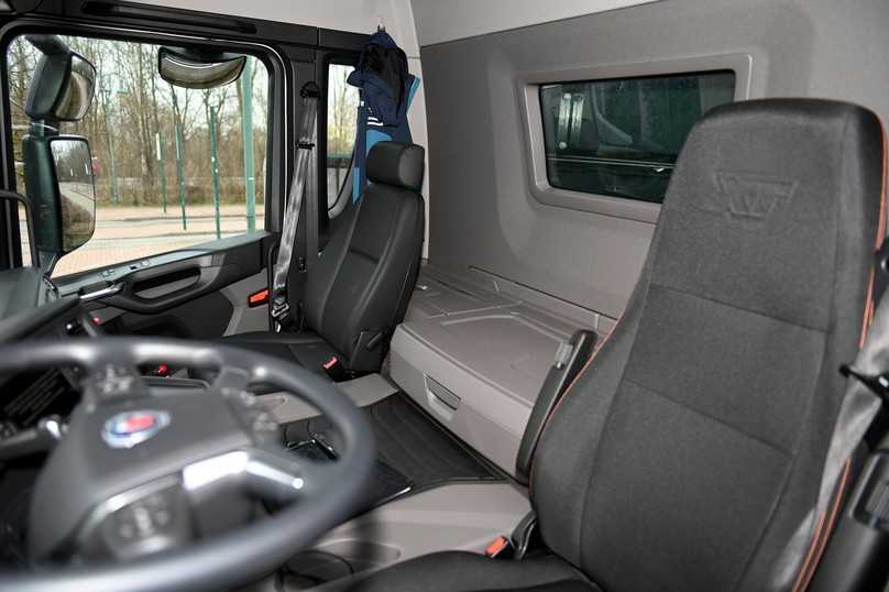 Das mittellange G-Fahrerhaus bietet viel Platz, zahlreiche Ablagen und hohen Komfort. | Foto: QUATEX Das mittellange G-Fahrerhaus bietet viel Platz, zahlreiche Ablagen und hohen Komfort. | Foto: QUATEX