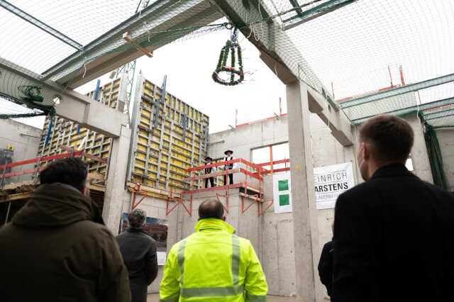 Am 11. Dezember konnte das Richtfest gefeiert werden, pandemiebedingte Verzögerungen gab es nicht. / | Foto: obs/Ferring Arzneimittel GmbH/Sebastian Weimar Am 11. Dezember konnte das Richtfest gefeiert werden, pandemiebedingte Verzögerungen gab es nicht. / | Foto: obs/Ferring Arzneimittel GmbH/Sebastian Weimar
