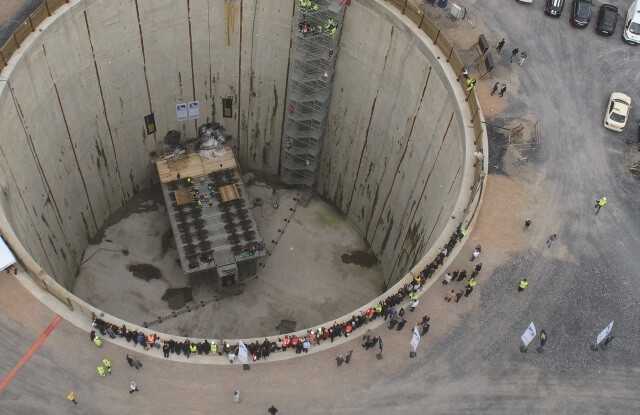 Die vielen Besucher wollten bei dem letzten Durchbruch dabei sein: die Vortriebsarbeiten zum Bau des Abwasserkanals Emscher sind damit abgeschlossen. | Foto: Emschergenossenschaft